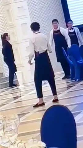 điệu nhảy ngẫu hứng  có 1 không 2 cực hót của 2 anh phục vụ #music #nhachottiktok #lyrics 