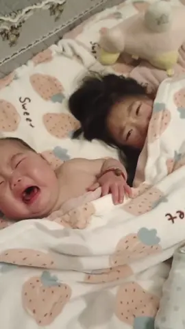 sao khóc vậy bé ơi #crybaby #babycry #mybaybe #baybelove #baybecute #foryourpage #viralvideo #bekhoc #bekhocnhe #xuhuong 