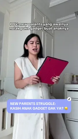 New parents ada yang lagi mengalami masa ini juga?? Gak bisa ditutupi faktanya banyak parents yang masih figuring out dan do their best buat toddler mereka, so no judgement ya disini 🥰 dan kita harus tetep kasih limit screentime dong ya pastinya 😉 #orangtuabaru #newparentsbelike #kehidupannyata #screentimeanak #screentimeanak2tahun ib: thebrilliantdad