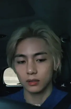 Taehyung looks good with blond hair 😩 #kimtaehyung #taehyung #bts #armybts #btsarmy💜 #tiktok #fyp #foryou #foryourpage #btsfyp 