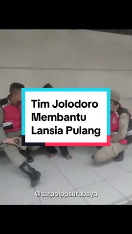 JOLODORO MEMBANTU LANSIA PULANG✨ Menindaklanjuti laporan dari pegawai toko Seiko, adanya bapak lansia yang tidak membawa uang. Dengan humanis #TimJolodoro mendatangi sang bapak lansia, untuk dimintai keterangan. Setelah dimintai keterangan, sang bapak menceritakan ingin memperbaiki jamnya tetapi tidak membawa uang. Dan sang bapak meminta petugas untuk membantunya pulang ke rumah. Dengan sigap, petugas membantu memesankan sang bapak ojek online agar sang bapak dapat segera kembali ke rumahnya dengan selamat. 🛵✨ Buat Sobat Praja apabila membutuhkan bantuan, jangan sungkan untuk meminta bantuan ke petugas kami yaa 😊 #satpolppsurabaya #satpolpp #satpolpphumanis #pelayanmasyarakat #humanis #timjolodoro #surabaya #fyp #fypシ #viral #cintapertamadanterakhir 