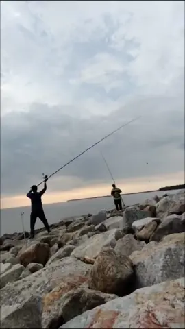 Cari rezeki😄🎣🎣🎣.. #pantaiaceh #pantaiacehklang #kakipancing #surf #surfpantai #kawanpancing #fyp #fypシ 