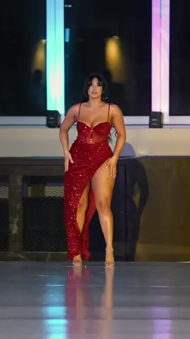 Tis the holiday season 😍 @HotMiamiStyles #curvemodel #curvymodel #naturalbodies #holidaywear 