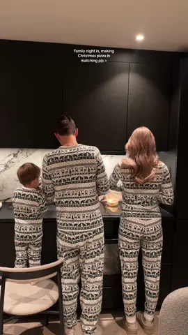 There’s nothing better👩🏼‍❤️‍💋‍👨🏻🍕❤️ #family #christmas #BakeWithMe #baking #cooking #MomsofTikTok #momlife #fyp #foryou 