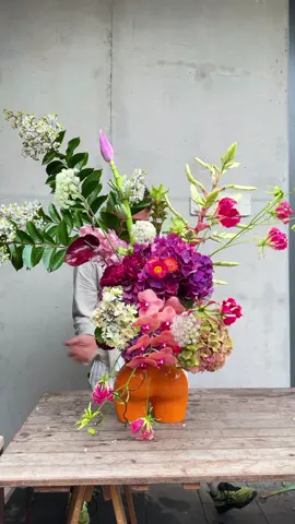 How Everyone Deserves to be Woken Up 🌸 #floraldesign #floralart #flowers #florist #weddingdecor #eventidea #hydrangea #xmasdecor #flowerphotography #eventfloral #fyy🌈 #fypシ