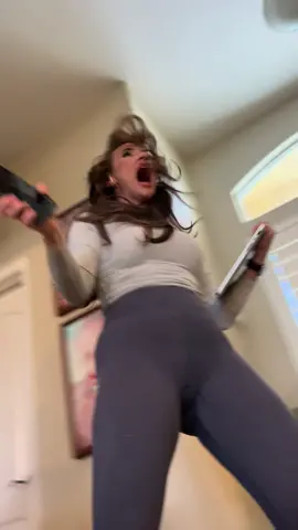 Another scare cam! 😬😁😂 . . . . . #scarecam #scare #boo #startled #scardycat #ahh #scream #scaremywife #scareprank #scared 
