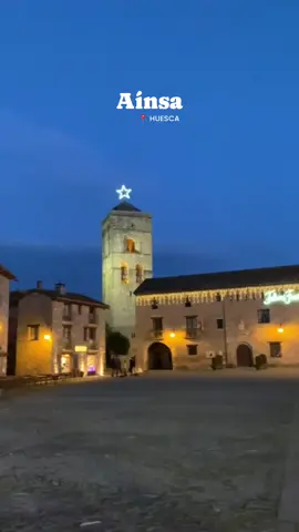 La magia de la Navidad en #Ainsa 🎄✨💛 #huescalamagia #navidadhuesca #lucesnavidad #pueblosmagicos #magictown #parati 