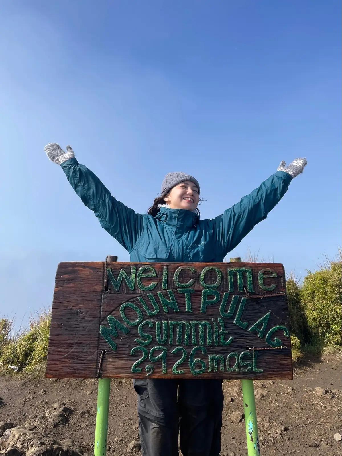 Playground of the Gods☁️💫🎋🌈❄️ 2,926 meters above sea level 12/17/2023 #mtpulag #mtpulagsummit #mtpulagadventure #mtpulagseaofclouds #mtpulag2023 #seaofclouds #mountainview #mountaingirl #hikingtiktok #rainbow 