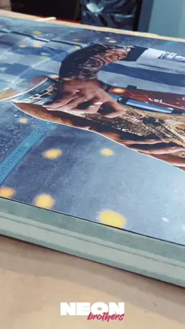 ¿Qué les parece el resultado? Cuadro 60x40 intervenido con resina y tiras de neonflex #Messi #cuadrodecorativo #muchachos #mundialqatar2022 #neon #resinart 