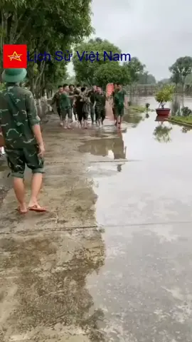 🇻🇳 Cá khổng lồ 🤩 #quandoinhandanvietnam🇻🇳🇻🇳🇻🇳 #bodoicuho❤️ #bodoivietnam❤️❤️ #bodoivietnam❤ History of Viet Nam History of Viet Nam #lichsu #lichsuvietnam #vietnam #fypシ #tiktok #viral #fyp #foryou