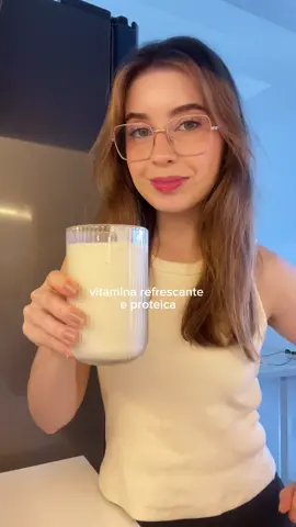 uma vitamina perfeita para o verão☀️  Ingredientes: — 200ml de leite (usei de amêndoas) — 1 banana — 1 dose de proteína em pó sabor baunilha (whey/vegana ou colágeno) — 1 col sopa (15g) de pasta de amendoim (usei da @oficialbetterpb ) — muito gelo Só bater tudo até ficar homogêneo e aproveitar esse delícia refrescante ✌🏻 #emagrecimentosaudavel #nutri #receitassaudaveis #vitamina #verao 