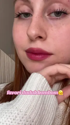 şu aralar elimin sürekli gittiği o mükemmel kombo🫠🫠 💝 #lipcombotutorial #lipcombos #lipcomboideas #lipcombotutorials #emily203 #flormartint #flormartint03 #maybellineruj #dudakkombosu #dudakkalemi #dudakkombo #keşfet #fyp 