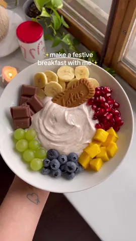 Gingerbread yogurt is elite🫶🏻✨  Recipe: Mix 1 tsp of gingerbread spice and 1 tbsp of maple syrup into 250g (1 cup) of plain yogurt. Add your favorite toppings.  #vegantiktok #breakfastideas #easyfood #aestheticvibes #healthyrecipes #christmas #yogurtbowl #gingerbread #breakfastbowl 