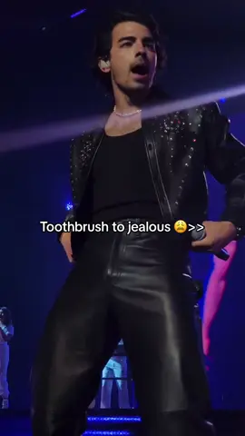 Nick just chillin on the stage is a whole mood @Jonas Brothers @joejonas @Nick Jonas @Kevin Jonas #joejonas #jonas #foryou #foryoupage #fyp #fypシ #xybca #viral #nickjonas #omg #kevinjonas #joe #famous #blowthisup #makemefamous #cute #funny #toothbrush #jealous 
