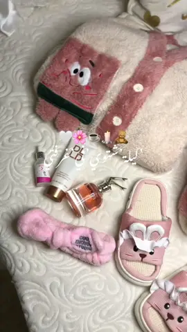 تتفقوا معاي انه لحظة الشاور وتعطير الشعر وبجامة وسرير دافئ اجمل ما في نهاية اليوم🌸🤍