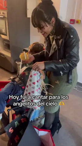 Dando todo mi amor, mi entrega t mi corazon a los angelitos del cielo, por segunda vez cantando para ellos, no sabes la felicidad, honor y placer que tengo cantar para ellos son el mejor publico que tengo ❤️🫶, merci por tanto amor #francia #peruanaviviendoenfrancia #mometosunicos #nuevoexitomusical #musica #popreggaeton #viviendoundiaalavez #unmundomejor #karlg #daddyyankee #farruko 