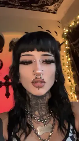 #tongue #twotongues #gothmommy #snaketongue #bodyaesthetic #twistedmetal 