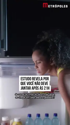 Quando se torna um hábito, o assalto à geladeira no fim da noite pode causar mais que indigestão.  De obesidade a câncer, passando por depressão e ansiedade, estudos recentes destacam os prejuízos da  alimentação tarde da noite à saúde. Alterações hormonais e no metabolismo podem ser observadas, inclusive em curto prazo, segundo pesquisas recentes. #Tiktoknotícias