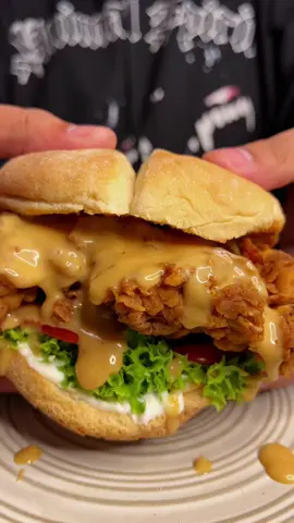 Esta es la receta que muchos estaban esperando! Un pollo frito sabroso, jugoso y demasiado crocante 🤤 Muchas veces las personas usan pechuga de pollo porque es más fácil, pero les prometo que con tuto de pollo (muslo) es mucho más sabroso y jugoso 🔥 Mezcla de huevo: 150ml de agua 1 huevo 1/2 taza de harina Rebozado: 3 tazas de harina 1 1/2 cucharada de ajo en polvo 1  1/2 cucharada de paprika 1/2 cucharada pimienta 1 cucharadita de comino 1/2 cucharada de sal  #pollofrito #chickfila #Receta #chile 