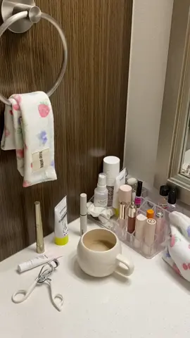 Samples all day 😵‍💫 #dayinmylife #tuesdayvibes #workvlog #morningvibes #morningroutine #breakfast #grwm #outfitoftheday #photostudio #samples #christmasvibes #xmasdecor #fyp 