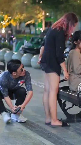 Prank ambil sendal. Cewe nya sampe bingung #fyp #fypシ 