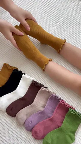 Tất vớ cao cả viền bèo nhún siêu cute và dễ thương cho các bé..Chất liệu cotton mềm mại co giãn giữ ấm cực tốt cho các bé ..#tất #tấtbegai #vớbegai3tuổi #tattreem #tatlen #tatlenchobe #embe #tatthoitrang #tatcotton #thoitrangtreem #muataitiktokshop 