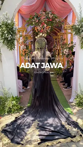 kata siapa orang sunda gaboleh pake adat jawa? boleh banget ko contohnya kaya kk satu ini request pake adat jawa tapi tetap hijab dan hasilnya masyaallah cantik mewah apalagi di padu dengan gown yang super premium modern dan mewah ini🤩✨ #adatjawa #pengantinjawa #pengantinjawahijab #jawahijab #weddingtiktok #weddingday #videoviral #muabogor #muamodern #trending #muahits #momenwedding #rekomendasimakeup 