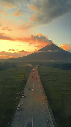 Magayon at golden hour 🌄😍 #mayonvolcano #nuestraseñora  #albay🇵🇭 #fyp