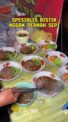 Tempat satu ini emang udah populer banget sih karna Bestik nya, tapi kalian pernah nyoba risoles kuah nya belum? Ngga kalah mantul juga lho ✨ #fyp #fypindonesia #solo #surakarta #soloraya #wisatasolo #jajansolo #kulinersolo #solo24jam #serunyakuliner #bestik #sumberbestikpakdarmo #bestikpakdarmo #risoleskuah #kulinermalam #makanmalamsolo 