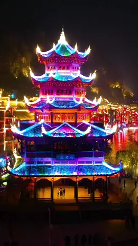 如果看腻了城市的灯火气息，那不如来欣赏下镇远古镇的夜色吧 📍镇远古镇，镇远县，贵州省 📍Zhenyuan Ancient Town, Zhenyuan County, Guizhou Province #镇远古镇  #古镇夜景  #夜景  #fyp  #zhenyuanancienttown  #nightview 