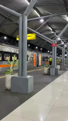 kembali ke perantauan.. #fyp #surabaya #kereta #keretaapi #keretaapiindonesia #railway #viral #sidoarjo #travel #indonesia #stasiungubeng #jawatimur #trend #trending #trendingvideo #trendingsong 
