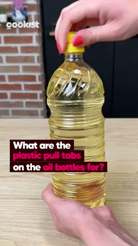 Have you ever wondered what are the plastic pull tabs on the oil bottles for? 🧐 Pull off the tab on the bottle, flip it over and place it back inside. This helps control the amount of oil poured out. If you’ve always thrown that piece out, you won’t anymore! Have you ever used them this way? Let us know in the comments 😍👇 #cookistwow #oil #cups #bottle #trick #kitchenhacks #cooking #learnwithcookistwow #foodtok