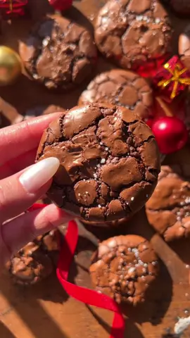 BROWNIE COOKIES ✨🎁🎄❤️⭐️ So many cookies to bake, so little time until Christmas! 🥹 But, these should definitely be added to the “must bake” list if I do say so myself! Chewy, super fudgy centers with perfectly cracked shiny tops. Exactly like a brownie in cookie form ✨ #browniecookies #christmascookies 