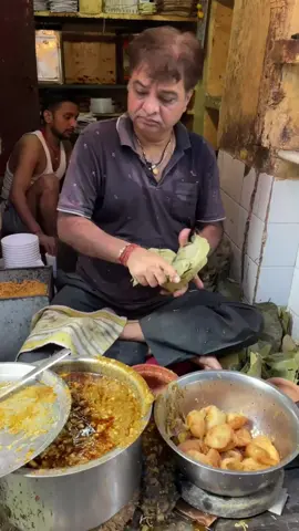 Картофельное карри на тарелке из листьев. Chhangani Club Kachori. Калькутта. #indiafoodstreet