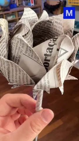 ROSA de JORNAL: SUPERFÁCIL de fazer Olha só que belezinha ela fica? Só precisa ter um pouco de jornal e seguir o passo-a-passo que a gente mostra no vídeo. #FaçaemCasa #DIY #Artesanato #Jornal