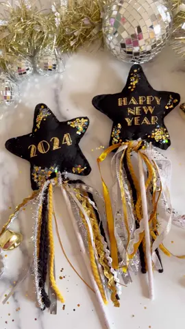 READY FOR THE NEW YEAR?!🥳🤩 @itsmollyferreiro #newyearseve #newyearspartydecor #newyearspartydecor #nye #nyeoutfit #newyearsresolutions