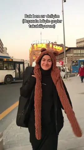 Sosyal ankastresi olmayanlar burda mı :)  . . #kesfetaçmaduası🧕 #alizepuffy #puffyşapka #atkıörme #örgüatkıtakımı #peluşatkı 