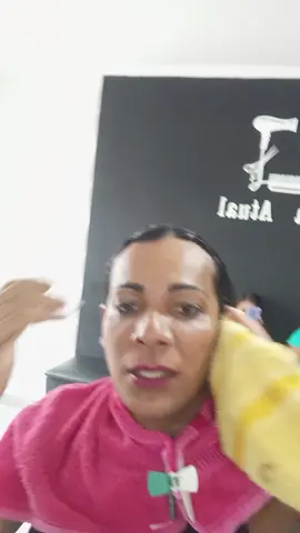 estou no salão fazendo o cabelo 