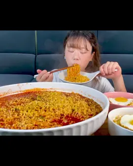 spicy Ramen Noodles!!(Yt: Manli)#manli #mukbang #spicynoodles #ramenfood #eatingsounds #asmrvideo #mukbangkorean #fypシ #mukbangvideo 