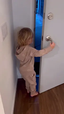 I love surprising indy with things at the door😂 #toddler #toddlers #mom #momtok #MomsofTikTok #chobani #momlife 