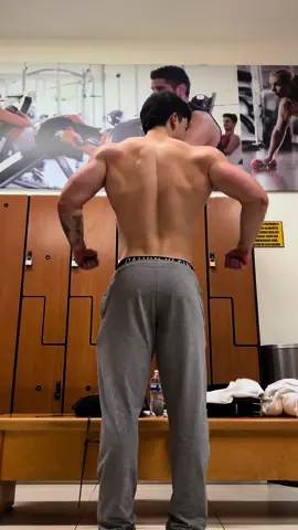 Ya ordene un tripié lo juro ajaja                  #gym #GymTok #ripped 