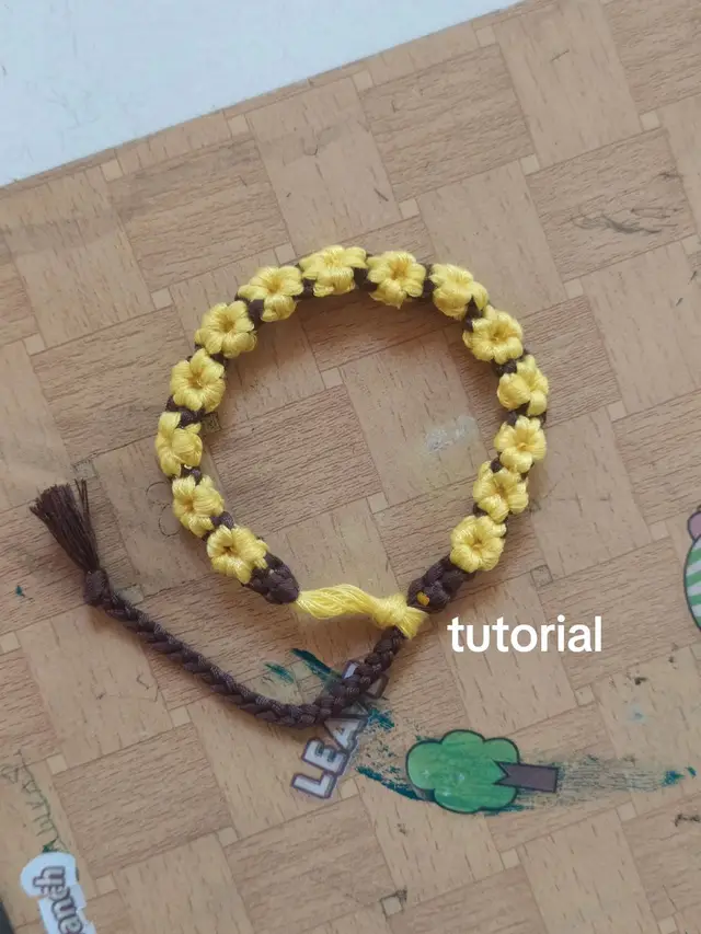 lupa ga pake lagu😭ini tutor nya maaf kurang jelas,kalo kurang jelas jelasin aja sendiri,sekian terima gaji#fyp #benangjahit #gelang #daisy #DIY 