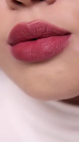 I have been looking for this lipstick shade and I finally found it! 🥺🥰 It's the perfect shade of reddish slightly brownish shade with matte finish 😍 I usually use this blotted for everyday lippie super ganda talaga!  Let me know if you agree 🫶🏻 #blkcosmetics #blkpillowmatte #tides #lipswatch #macrovideo 