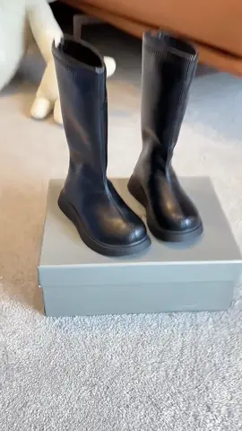 Bốt cao cổ dành cho bé yêu các mẹ tăng size cho bé nhé #xuhuong #xuhuongtiktok #thờitrangtreem #botchobe #botchobegai #botchobeyeu #fyp #bootchobe 