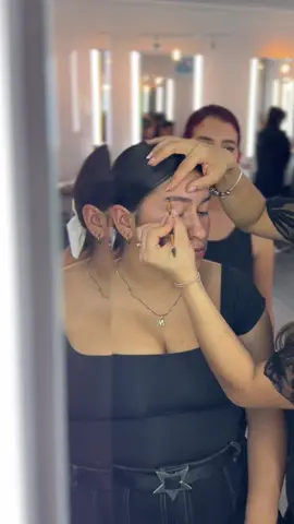 Así puedes lograr unas cejas definidas 🤩 ¿les gusto el tip? ¿Qué otra cosa les gustaria aprender? #cejas #comohacerlascejas #definircejas #comomehagolascejas #tutorialdecejas #tutorialdecejasperfectas 