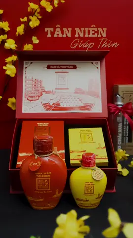 Hộp quà đậm đà tình thân gồm 1 bình nước mắm tôm biển 60N 500ml và 1 bình gốm cá vàng 60N 250ml #nuocmamtin #congthuc300nam #tetgiapthin2024 