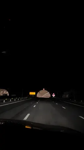 Bước ra đời. Xã hội không nhân từ như cuốn đạo đức thầy cô dạy. Hay như trong chùa được các sư ngồi giảng đâu. Sống giờ mà không tỉnh nó cho mình ra khơi ..!