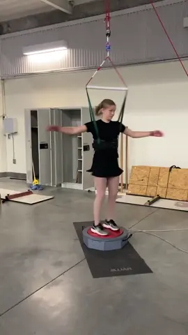 Figure Skating Training 😳 (IG🎥: @lizsk8ss) #extreme #unreel #figureskating #skatingtiktok #figureskatingtiktok