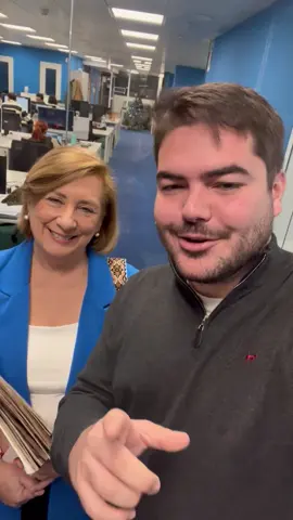 Sí. Lo estás viendo bien: @Abel Planelles 🤟🏽🎙, el Tiktoker, en el último episodio de ROIcast. 😮😍  Este año hemos querido celebrar la Navidad por todo lo alto: analizando la evolución del periodismo de crónica social y de entretenimiento a través de varias generaciones. ¡Incluida la de Abel!.  ¿Cómo es para un creador de contenido ser, al mismo tiempo, periodista para una plataforma como TikTok? Todo ello y muuuucho más, en el link in bio.  #podcastclips #prensarosa #cronicasocial #prensarosaespaña #periodismotiktok #abelplanelles #creadoresdecontenido 