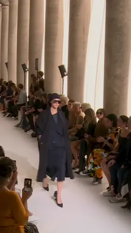 Vittoria Ceretti walking for Max Mara SS19. #vittoriaceretti #models #nlsmodels 